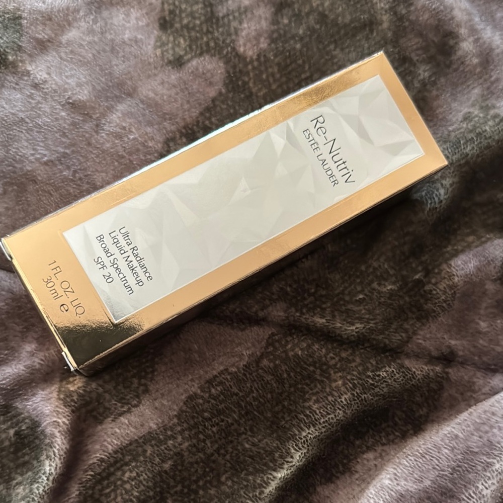 Estée Lauder Re-Nutriv Ultra Radiance Liquid Makeup